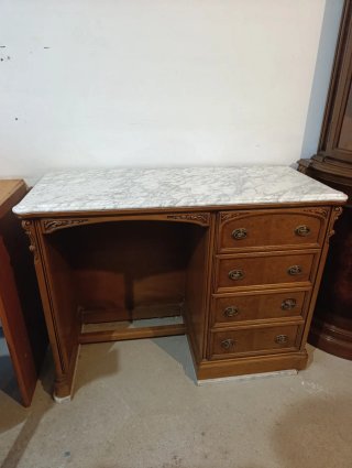 Escritorio antiguo de madera y mármol