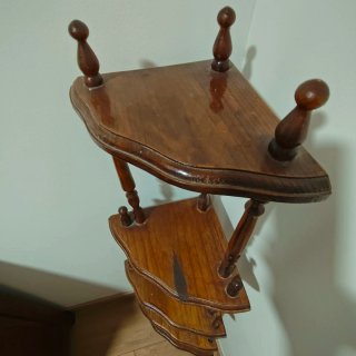 Estantería esquinera de madera