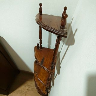 Estantería esquinera de madera