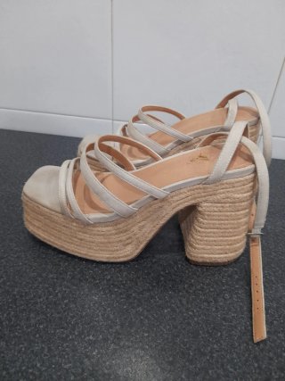 Sandalias de cuña beige verano
