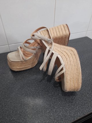 Sandalias de cuña beige verano