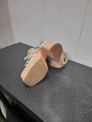 Sandalias de cuña beige verano