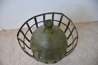 Antigua damajuana con cesta de hierro