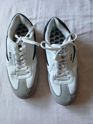Deportivas Fila Blancas y Grises