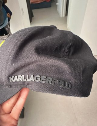 Gorra Karl Lagerfeld Negra con Logo Amarillo