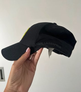 Gorra Karl Lagerfeld Negra con Logo Amarillo