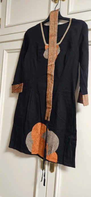 Vestido negro con detalles naranjas Talla M