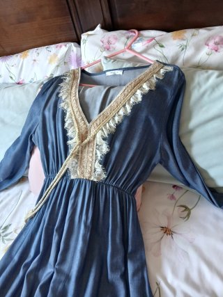 Vestido largo azul con encaje