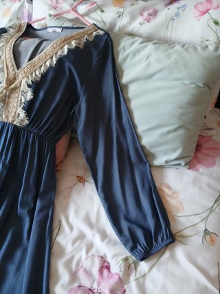 Vestido largo azul con encaje