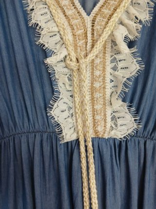 Vestido largo azul con encaje
