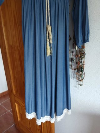 Vestido largo azul con encaje