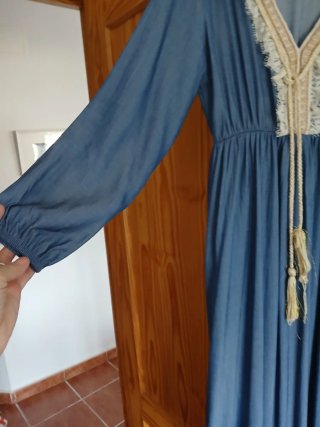 Vestido largo azul con encaje
