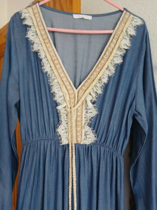 Vestido largo azul con encaje