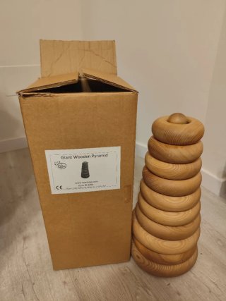 Pirámide de madera gigante