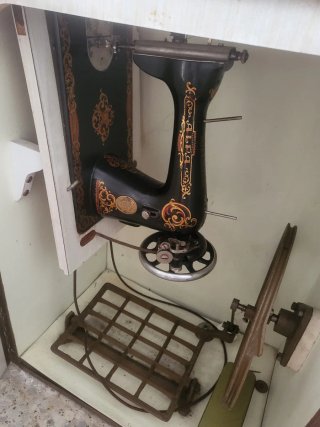 Máquina de coser antigua con mueble