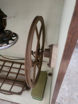 Máquina de coser antigua con mueble