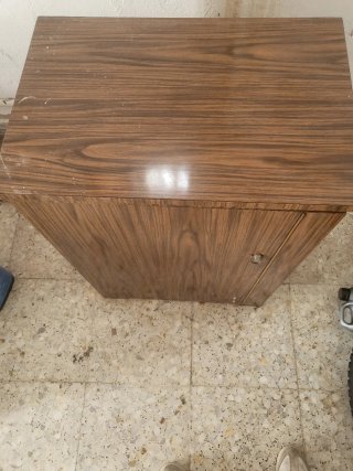 Máquina de coser antigua con mueble