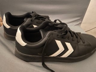 Zapatillas Hummel Negras y Blancas