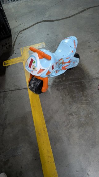 Moto infantil azul y naranja