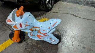 Moto infantil azul y naranja