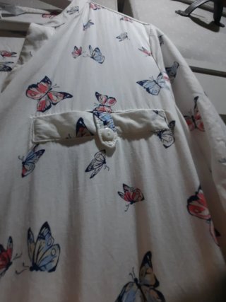 Blusa de mariposas blanca