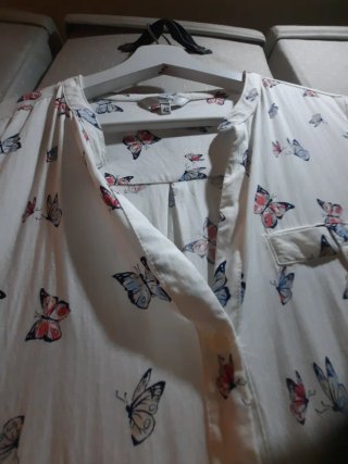 Blusa de mariposas blanca
