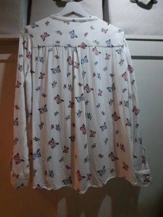 Blusa de mariposas blanca
