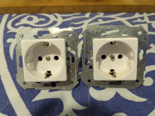 2 Enchufes de Pared con Bastidor