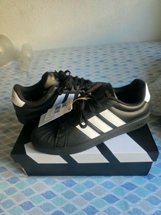 Zapatillas Adidas Negras y Blancas talla 47 1/2 eu