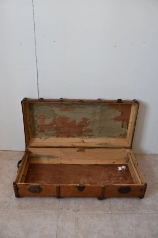 Antigua maleta de madera con herrajes
