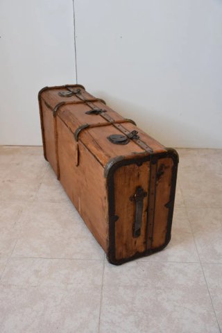 Antigua maleta de madera con herrajes
