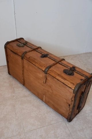 Antigua maleta de madera con herrajes