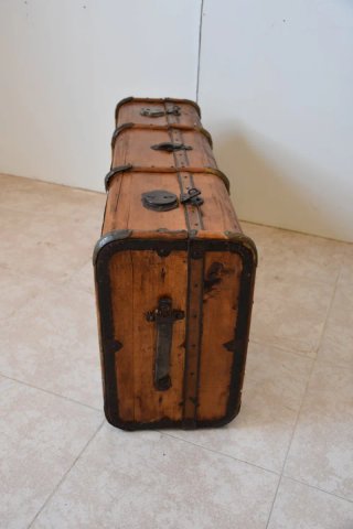 Antigua maleta de madera con herrajes