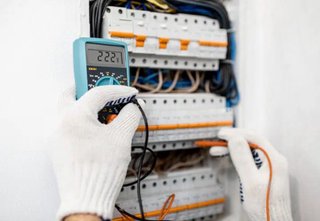 electricidad , fontanería y aires acondicionados