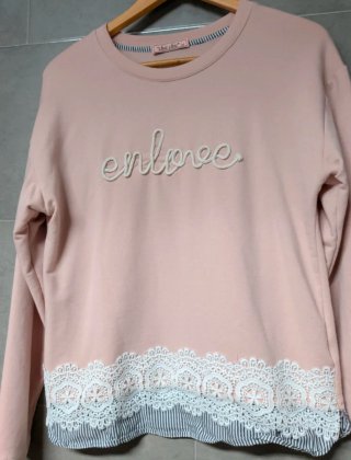 Jersey rosa con encaje y rayas