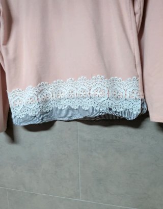Jersey rosa con encaje y rayas