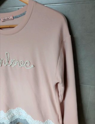 Jersey rosa con encaje y rayas