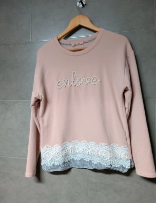 Jersey rosa con encaje y rayas