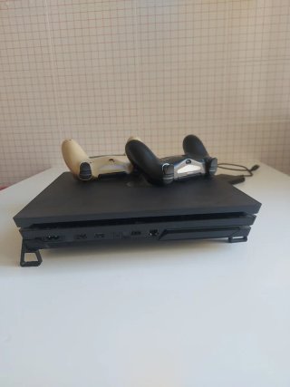 PS4 Pro 1TB SSD + Mandos + hdd 2tb