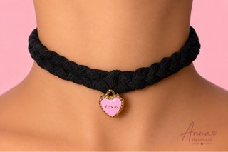 Choker nero con ciondolo cuore rosa