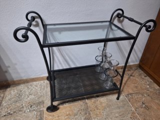 Mueble camarera de forja y cristal con ruedas.
