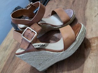 NUEVAS. Sandalias de cuña de esparto marrones