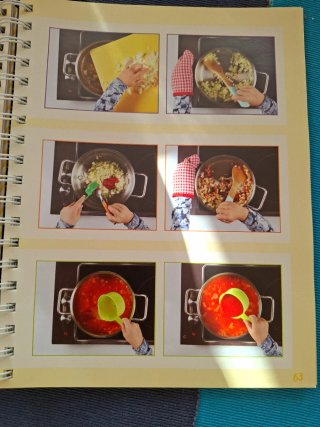 Libro de cocina con recetas paso a paso.
