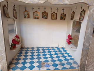 Antigua casa de muñecas años 20 con monja