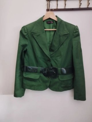 Chaqueta verde con cinturón