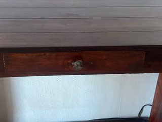 Mueble auxiliar de madera oscuro
