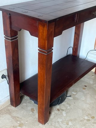 Mueble auxiliar de madera oscuro
