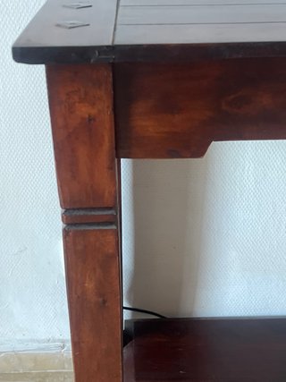 Mueble auxiliar de madera oscuro