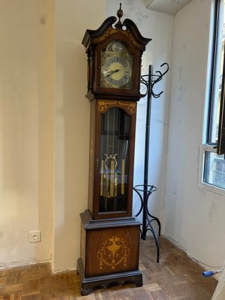 Reloj de pie antiguo de madera