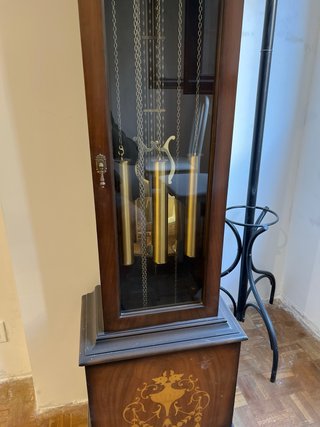 Reloj de pie antiguo de madera